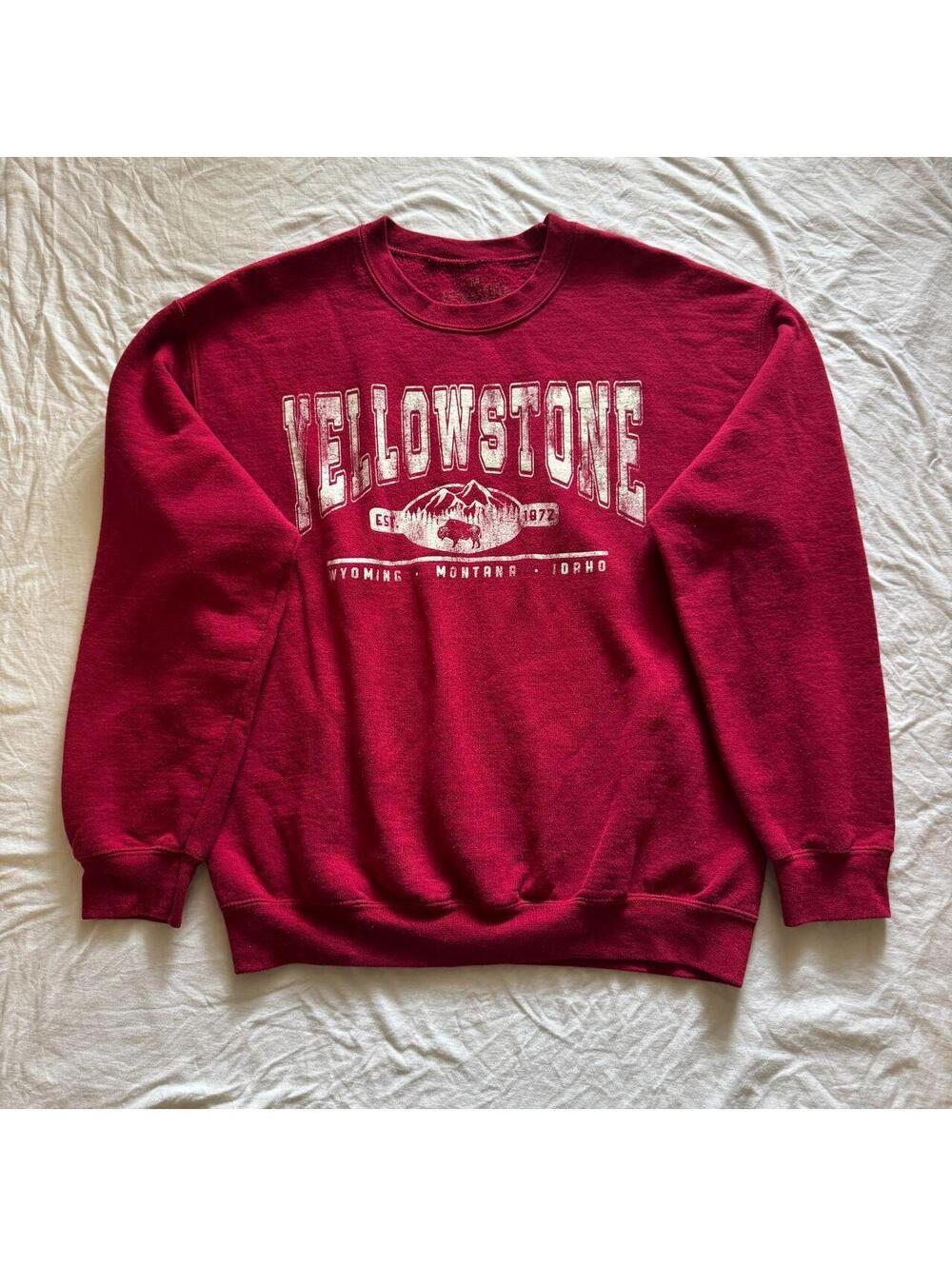 Red Yellowstone Women's Crewneck Pullover Sweatshirt Size M Gorpcore Outdoor